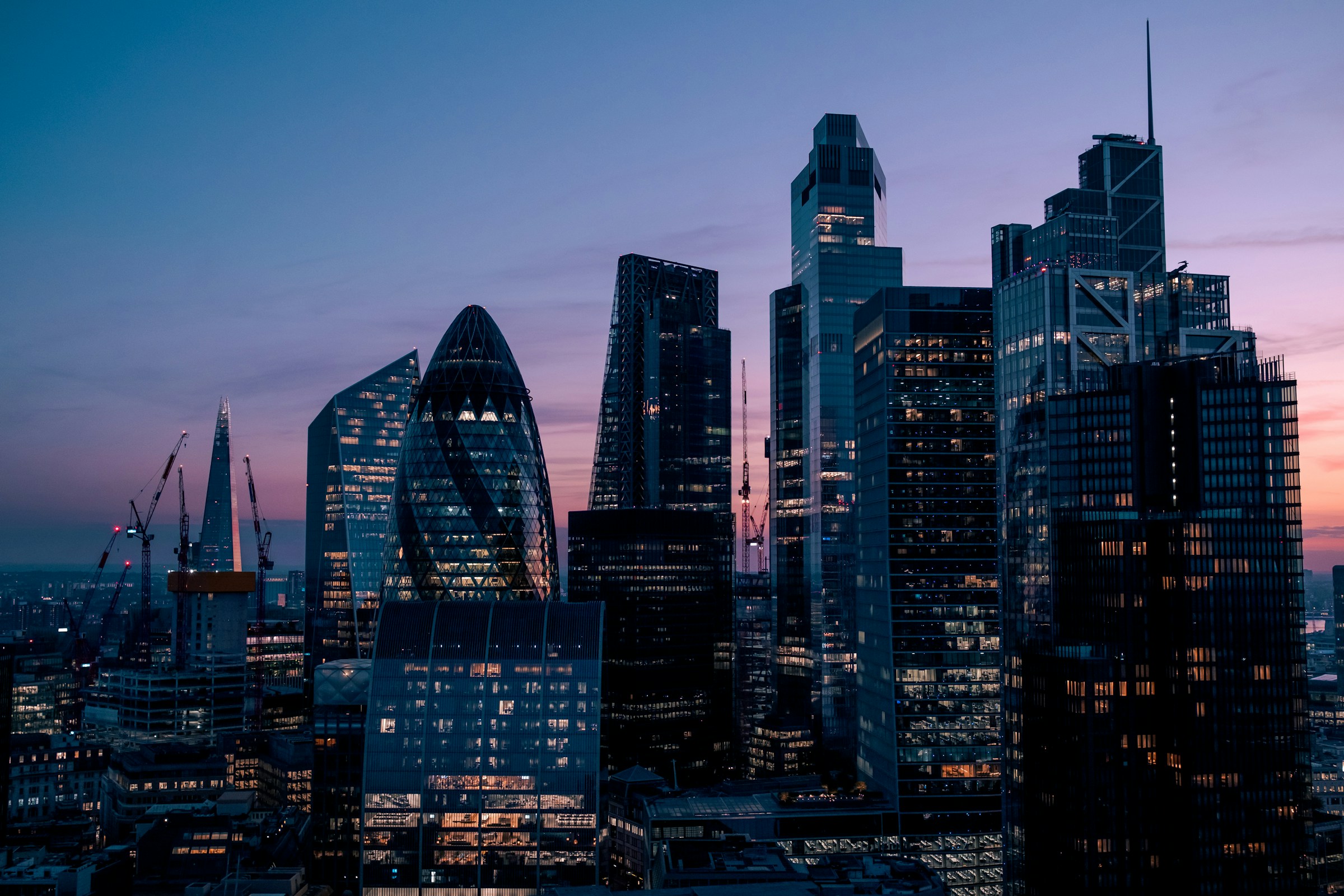 Panorama de edifícios de um centro financeiro ao entardecer